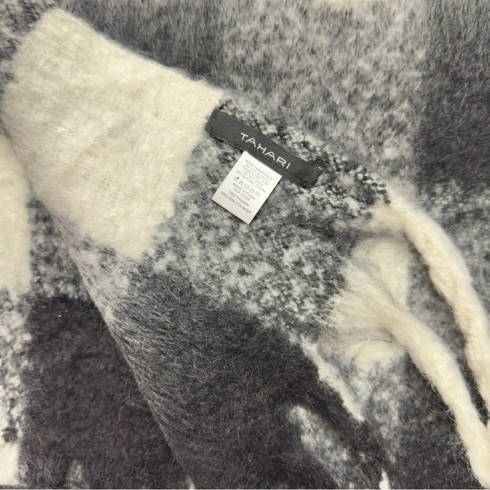 Tahari Black Ivory Plaid Blanket Scarf Soft‎ Heavy Warm Fringe Wrap Shawl